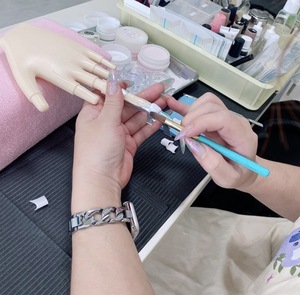 Uso de salón Modelo de mano de práctica realista para entrenamiento de <span class=keywords><strong>uñas</strong></span> acrílicas Material plástico Práctica de Arte de <span class=keywords><strong>uñas</strong></span> - Product Image 5