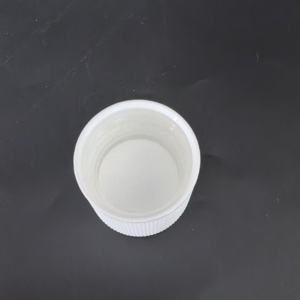 Bouchon CRC à fermeture résistante aux enfants en plastique nervuré de 28 mm, impression noire, à pression, pour flacons cosmétiques - Product Image 5