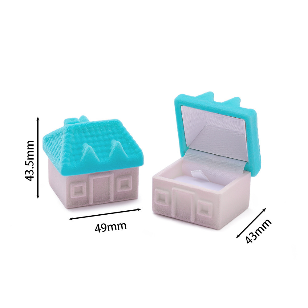 La petite maison est bleu ciel (environ 43*49mm).