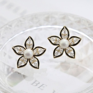 Boucles d'oreilles clous en argent de haute qualité, élégantes, avec incrustation de fleurs en zircon, accessoire de mode luxueux et polyvalent - Product Image 2