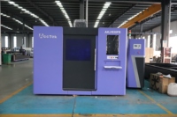 Machine de découpe laser à fibre entièrement fermée 1000x2000mm avec contrôle Cypcut et rails de guidage HIWIN pour la découpe et la gravure de métaux de haute précision