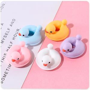 Bouée de bain en forme de canard de dessin animé, accessoire en résine pour la fabrication de bijoux DIY - Product Image 1