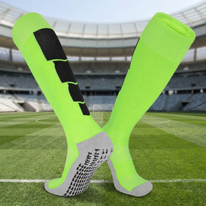 Calcetines Deportivos de Fútbol Blancos y Rojos de Alta Calidad para Hombre y Mujer, Calcetines de Algodón Transpirables Antideslizantes con Goma para Niños - Product Image 2