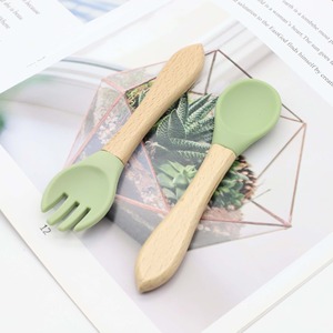 Juego de Cuchara y Tenedor de Silicona para Bebé, sin BPA, de Grado Alimenticio, con Mango de Madera, para Niños Pequeños, Cubiertos para la Hora de Comer - Product Image 4