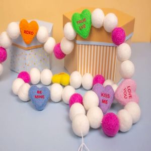 Guirnalda Decorativa de Fieltro con Forma de Corazón para el Día de San Valentín - Product Image 1