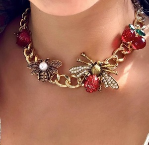 Squisita <span class=keywords><strong>Collana</strong></span> <span class=keywords><strong>con</strong></span> Ciondolo a Forma di Insetto e Frutta in Stile Retrò, <span class=keywords><strong>con</strong></span> Catena Placcata in Oro 18k, Set di Gioielli per Donne - Product Image 1