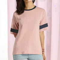 Kaos Wanita Lengan Pendek Kerah Bulat Warna Pink dengan Detail Garis Biru Tua, Model Longgar Kasual, Bahan Rajut Katun