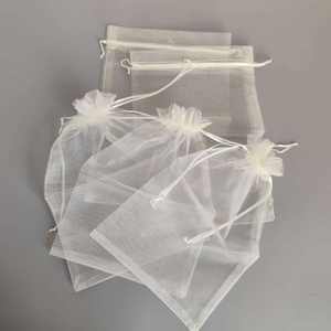 Sacs en organza blancs personnalisés avec cordon de serrage - Pochettes cadeaux transparentes avec fermeture à cordon pour bijoux et cadeaux de mariage - Product Image 1