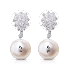 Orecchini Pendenti con Perle Akoya Bianche Rotonde AAA, Design a Fiocco di Neve in Argento 925 Placcato Rodio, Gioielli di Lusso per Matrimoni - Product Image 1