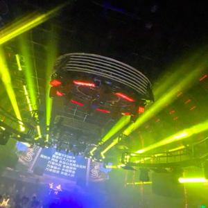 JUCHEN Night Club Bar Concert Équipement <span class=keywords><strong>de</strong></span> scène Scène musicale Éclairage à 360 degrés Éclairage <span class=keywords><strong>de</strong></span> scène en aluminium Éclairage rotatif en treillis circulaire - Product Image 2