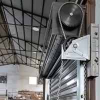 Porte à enroulement en acier étanche avec palan manuel 10 pi x 10 pi, robuste pour entrepôts à zone d'obscurcissement