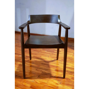 Elaborada con madera Sungkai de alta calidad, la silla de comedor Aksa presenta un acabado marrón cálido, que combina durabilidad y elegancia. - Product Image 1