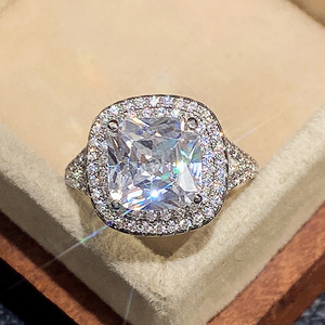 F1693 Anello con Diamante Taglio Asscher per Donna, Gioiello Classico per Fidanzamento - Product Image 1