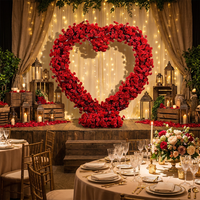 Arche de mariage romantique en forme de cœur avec roses rouge profond, arrangement floral en soie personnalisé pour la décoration de scène de gala haut de gamme