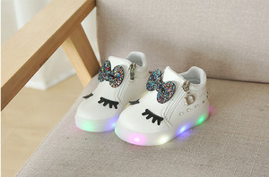 <span class=keywords><strong>Scarpe</strong></span> da <span class=keywords><strong>Ginnastica</strong></span> Luminose per Bambini, Sneakers con Fiocco da Principessa per Ragazze, <span class=keywords><strong>Scarpe</strong></span> LED Carine per Neonati con Luci - Product Image 4