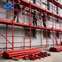Plateforme d'échafaudage en poutre H rouge avec dispositif de levage électrique, idéale pour la construction extérieure et l'utilisation moderne