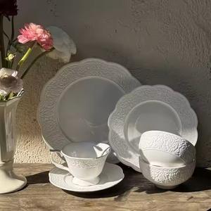 Services <span class=keywords><strong>de</strong></span> vaisselle en céramique nordique embossée avec bords festonnés, services <span class=keywords><strong>de</strong></span> vaisselle en <span class=keywords><strong>porcelaine</strong></span> <span class=keywords><strong>blanche</strong></span> pour restaurants et services <span class=keywords><strong>de</strong></span> traiteur - Product Image 5
