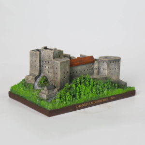 Modellino in Resina di Citadelle Laferriere Dipinto a Mano, Souvenir della Fortezza Haitiana - Product Image 6