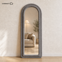 Miroir sur pied arqué en velours avec cadre en tissu flanelle, idéal pour chambre à coucher, dressing ou hôtel (vente en gros)