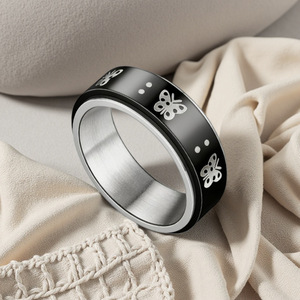 Roterende ring van roestvrij staal, zwarte band met zilverachtige vlindergravure voor angstverlichting en dagelijks modegebruik - Product Image 6