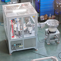 Machine d'assemblage automatique de bouchons à dosage, de bouchons à clapet, de bouchons à bec verseur en plastique