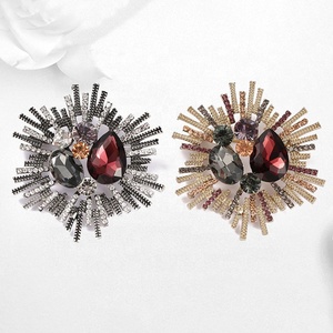 Broche de luxe légère avec strass, <span class=keywords><strong>prix</strong></span> de gros pour la vente directe - Product Image 1