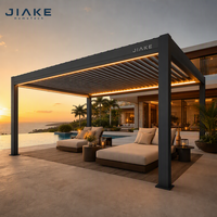 Luxuriöse Aluminium-Pergola am Pool mit Holzmaserung-Sichtschutzwänden und warmer LED-Beleuchtung für entspannte Stunden im Villenhof