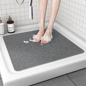 Tapis de bain antidérapant rectangulaire gris foncé en PVC pour salle de bain avec design à boucles en maille, style minimaliste, tapis de sol imperméable - Product Image 1