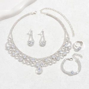 Collar Glamuroso con Borlas y Dijes, Cadena para Clavícula Premium que Combina con Todo para una Elegancia sin Esfuerzo - Product Image 5