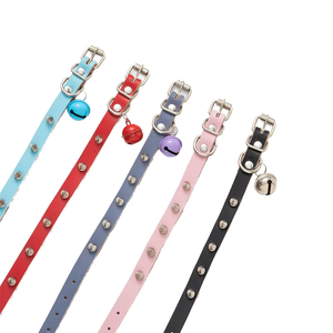 <span class=keywords><strong>Collar</strong></span> para mascotas de cuero sólido estilo hip-hop con remaches, cierre de hebilla anti-mordida y cascabeles para gatos y perros, venta al por mayor - Product Image 1