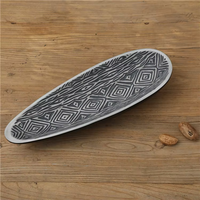 Plateau en résine sculpté fait main avec boule décorative, surface gris foncé gaufrée, design créatif, cadeaux et artisanat en résine