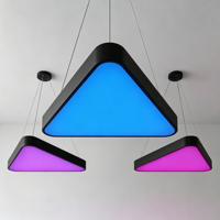 Lampu Gantung LED Segitiga Tunggal Modern Matte Black RGB Merah Dapat Diredupkan untuk Ruang Gaming Bar