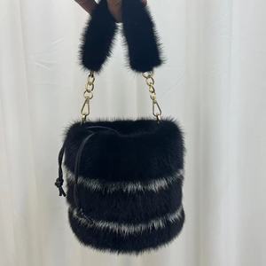 Bolso de cubo de felpa Bolsos de hombro con cordón Bolso de mensajero peludo - Product Image 1