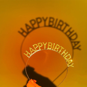 ที่คาดผมประดับเพชรพลอยลายสุขสันต์วันเกิด พร้อมดีไซน์น้ำผึ้งและความหวาน วัสดุโลหะผสม เหมาะสำหรับงานปาร์ตี้และเป็นเครื่องประดับวันเกิด - Product Image 4