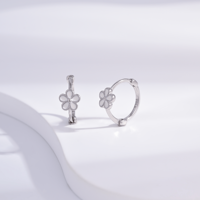 Maßgefertigte Klassische Unisex-Ohrringe Rhodium-Plattiert Epoxid-Blumen Huggie 925 Sterling Silber Feiner Schmuck