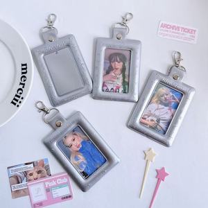 حامل بطاقات من البلاستيك PVC بتصميم نجمة وقلب وشريط فضي مقاس 3 بوصات، منظم لبطاقات الصور وحامل شارات الهوية، متوفر بالجملة - Product Image 5