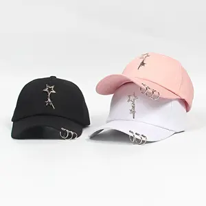 韩版金属装饰嘻哈男女防晒夏季旅游鸭舌棒球帽。