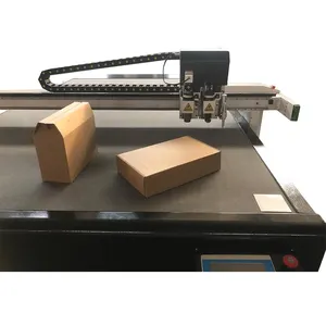 Machine de fabrication de boîtes en carton personnalisées informatisée bon marché traiteur boîte autocollant crochet couteau oscillant machine de découpe avec CE