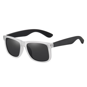 Nouvelles Lunettes de Soleil Polarisées TAC Colorées UV400, Monture Classique, Verres Réfléchissants Tendance pour Hommes et Femmes, Matériau PC, Vente en Gros - Product Image 3
