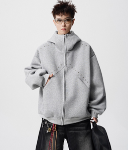 Felpa con Cappuccio Personalizzata da Uomo Stile Punk con Zip e Decorazioni in Borchie Metalliche - Product Image 4