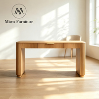 Bureau d'ordinateur au design moderne et contemporain, mobilier de bureau en bois naturel avec rangement, bureau d'étude avec tiroirs, secrétaire à rainures