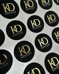 Pegatinas con logotipo de marca de diseño personalizado: impermeables, estampadas en caliente, acabado mate/brillante UV, etiquetas de vinilo autoadhesivas. - Product Image 3