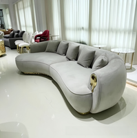Canapé trois places en PU courbé de style italien, luxe léger, design minimaliste de luxe pour la maison par Bocadolobo, haut de gamme