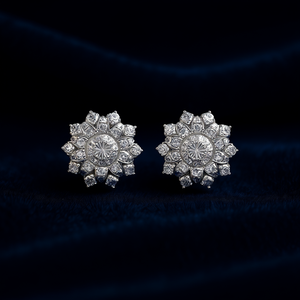 Orecchini a lobo E4272 in oro bianco con diamanti, a forma di fiore, con montatura a griffe, gioielli classici da donna - Product Image 2