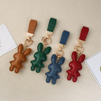 Pendentifs en cuir en forme d'ours en peluche les plus vendus, idéaux comme cadeaux d'affaires et décorations de porte-clés. Mignons, vente en gros, ODM, OEM.