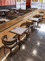 Ensemble table et chaises en rotin et bois massif au design minimaliste vintage avec plateau en marbre pour repas décontractés dans les cafés