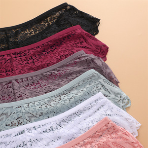 Женские кружевные трусики с цветочным принтом - Product Image 4