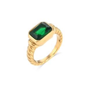 Bague vintage en acier inoxydable vert émeraude CZ plaqué or 18 carats, résistante à l'eau et au ternissement, empilable, pour femme - Product Image 1