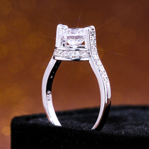 Anello con Cristallo Fluttuante per Donne, Accessorio Minimalista Elegante per Uso Quotidiano e Feste - Product Image 4