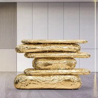 Table d'entrée de style italien de luxe avec marteau irrégulier en laiton adapté à la décoration dans le salon d'une villa